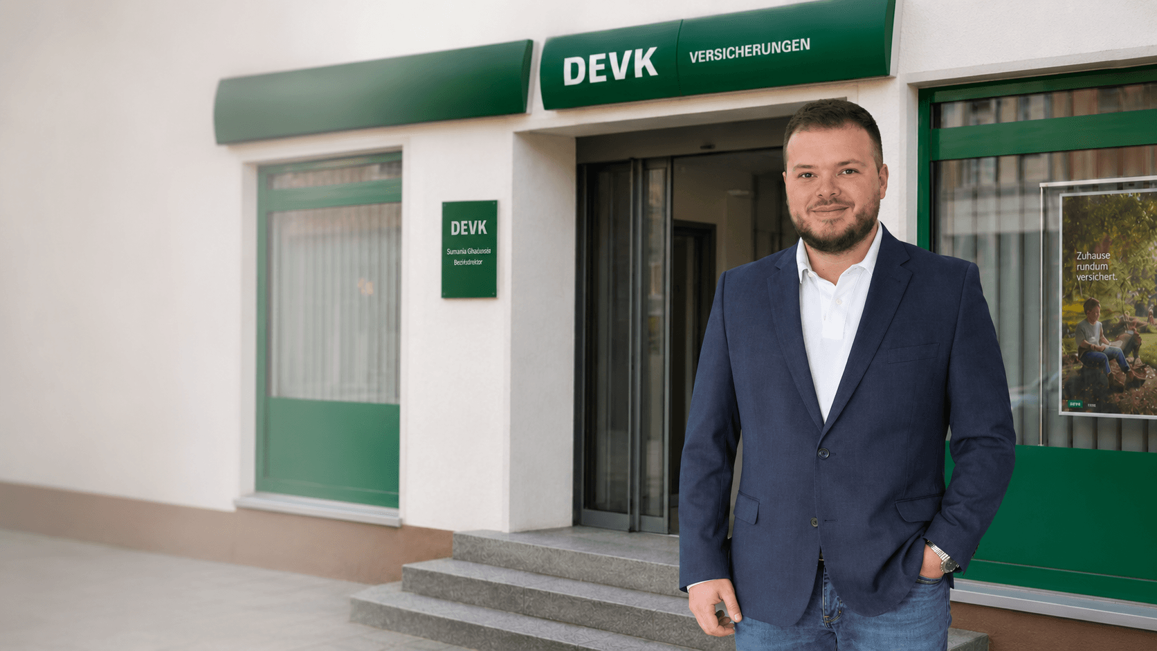 Stamatis Gkoutselis vor dem DEVK-Büro in Fürth